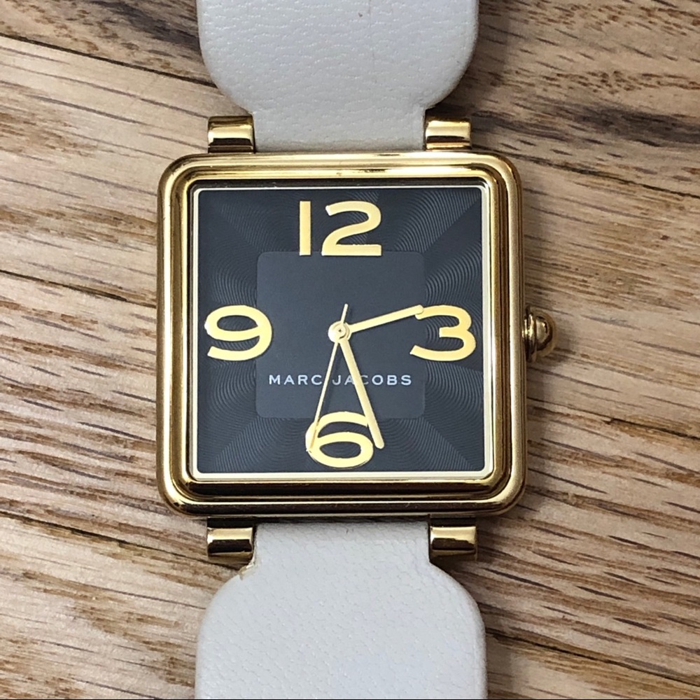 Marc Jacobs Vic MJ1440 Black Dial Leather Strap Watch